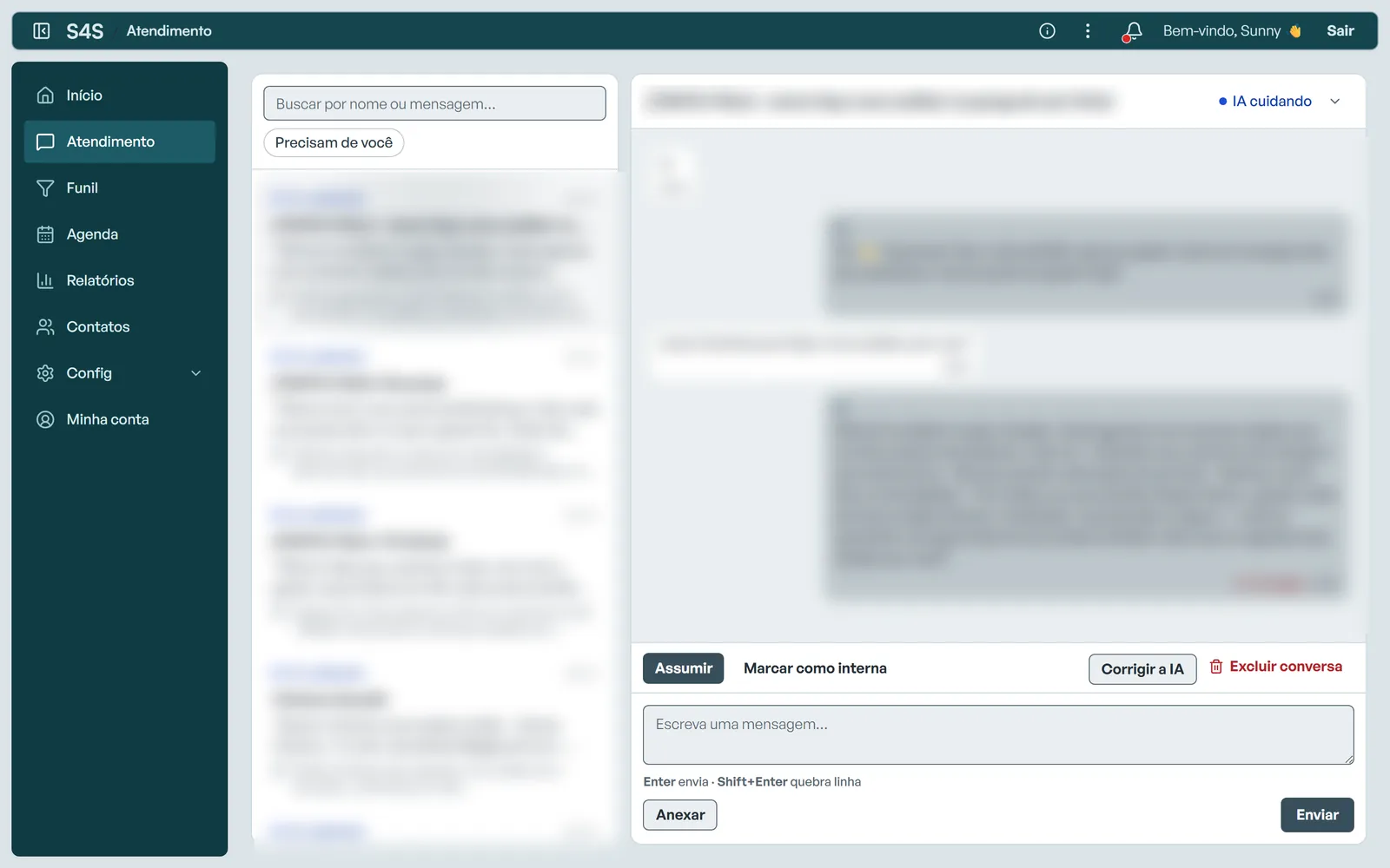 Tela de Atendimento da UpToAI: à esquerda a lista de conversas com o filtro “Precisam de você”; ao centro a conversa em andamento, com o texto borrado por privacidade; embaixo os botões “Assumir” e “Corrigir a IA”; no alto à direita, o aviso “IA cuidando”.